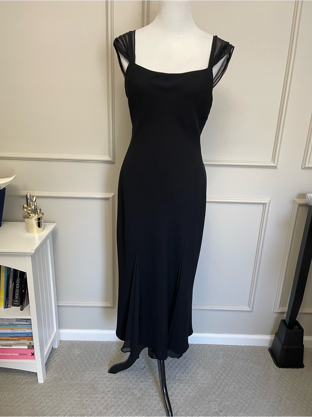 VTG Jones New York Black Sheer-Shoulder Midi Dress